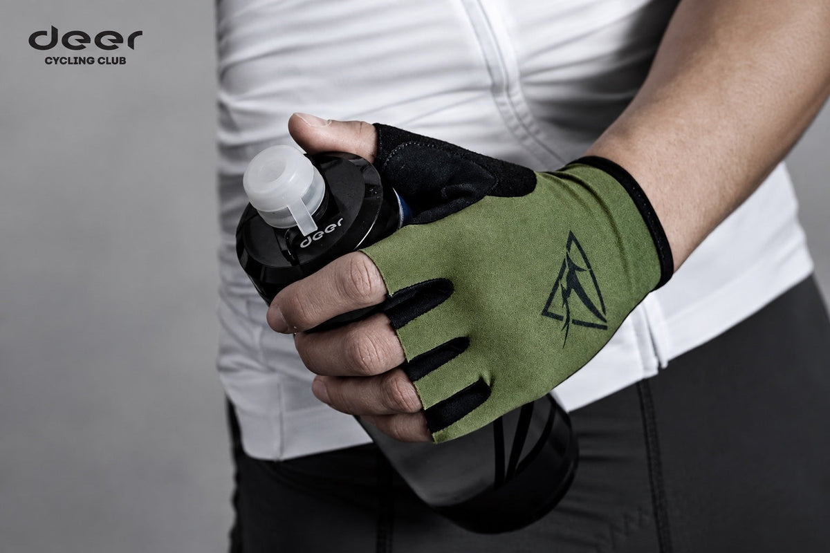 DEER fingerless cycling gloves holding a water bottle.